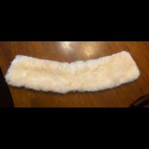 Retro off white faux fur detachable collar.